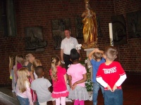 Pastor und Kitakinder bei einer Kirchenführung Pastor und Kitakinder bei einer Kirchenführung