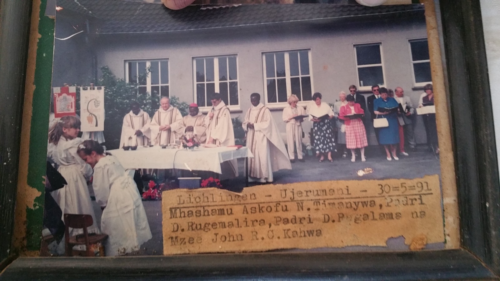 Fronleichnam, 30. Mai 1991: Besigelung der Partnerschaft mit Bugorora u.a. mit dem Bischof von Bukoba, Nestor Tymanywa, Pfarrer Vollmer, Father Deogratis, Father Anton und Kaplan Arendt