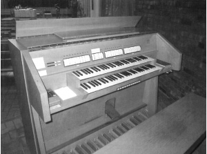 Spieltisch der E-Orgel von 1972