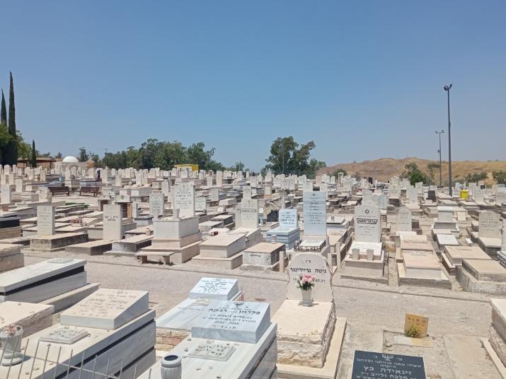 Jüdischer Friedhof. Die Gräber sind auf Jerusalem ausgerichtet 
