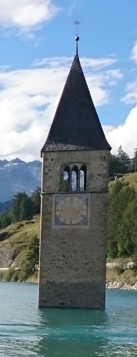 <em>… steht das Wasser bis zum Hals.  <br />Glockenturm der alten Pfarrkirche St. Katharina  <br />im Reschensee, Südtirol</em><br />
<em>Foto: Von Noclador – Eigenes Werk, CC BY-SA 4.0, https://commons.wikimedia.org/w/index.php?curid=51398010</em>