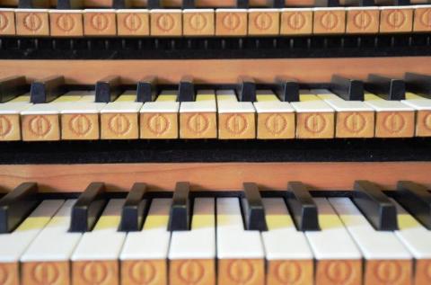 "Die Orgel ist ohne Zweifel das größte, das kühnste und das herrlichste aller von menschlichem Geist erschaffenen Instrumente. Sie ist ein ganzes Orchester, von dem eine geschickte Hand alles verlangen, auf dem sie alles ausführen kann". (Honoré de Balzac) "Die Orgel ist ohne Zweifel das größte, das kühnste und das herrlichste aller von menschlichem Geist erschaffenen Instrumente. Sie ist ein ganzes Orchester, von dem eine geschickte Hand alles verlangen, auf dem sie alles ausführen kann". (Honoré de Balzac)