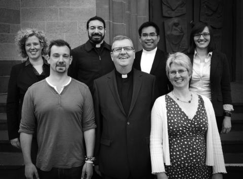 Das Pastoralteam von links: Gemeindereferent Thomas Keulertz, Kaplan Alejandro Granado, Pfarrer Stephan Pörtner, Kaplan Edward Balagon, Gemeindereferentin Monika Lingnau, Gemeindereferentin Katica Engel Das Pastoralteam von links: Gemeindereferent Thomas Keulertz, Kaplan Alejandro Granado, Pfarrer Stephan Pörtner, Kaplan Edward Balagon, Gemeindereferentin Monika Lingnau, Gemeindereferentin Katica Engel