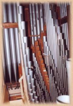 Ein Blick ins Orgelwerk nach der Renovierung 2000