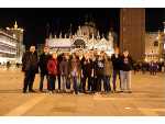 Venedig-Jugendchor_bei_Nacht_vorm_Markusdom