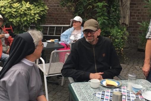 beim-kaffeetrinken-im-hof