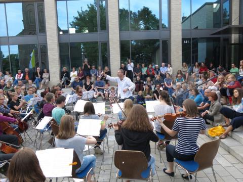Bild vom Platzkonzert des Schulorchesters vor dem BiOs Inn  (Foto:  Wilfried Kaets, frei verwendbar)