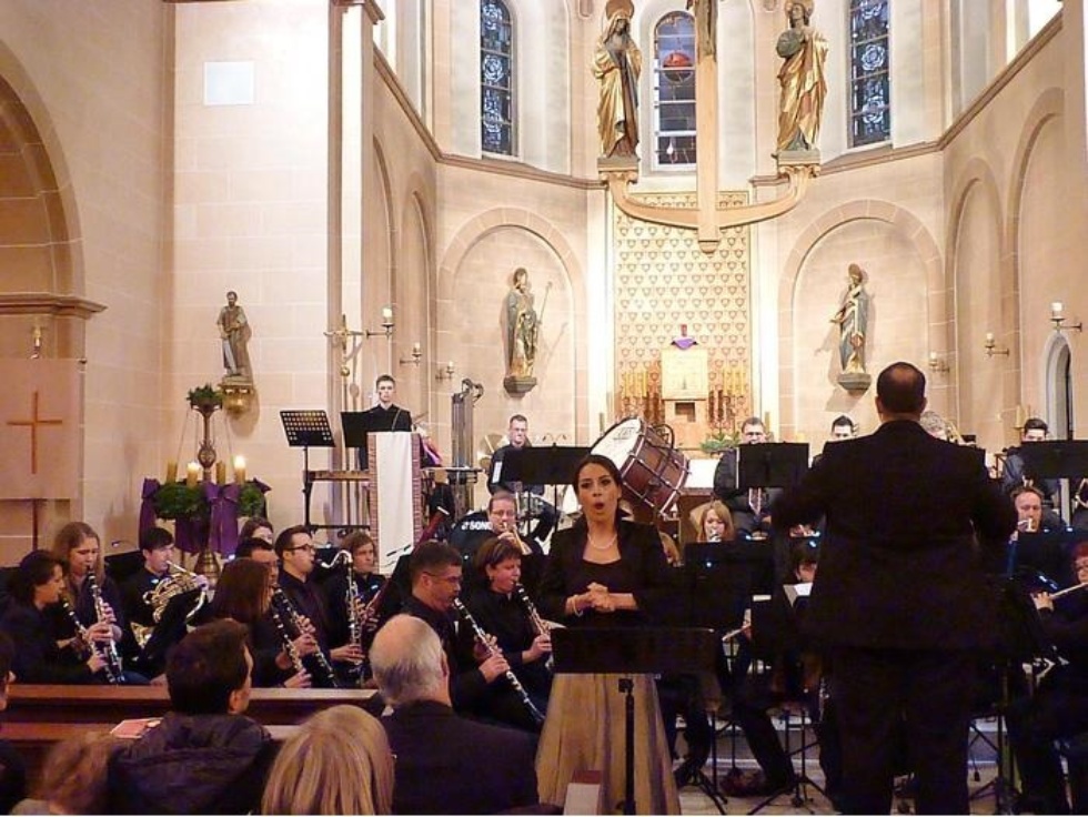 Sopranistin Claudia Beck singt das Ave Maria während des Adventskonzerts in der Pfarrkirche St. Aureus und Justina in Bingen-Büdesheim. 