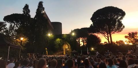  Lichterprozession in den vatikanischen Gärten