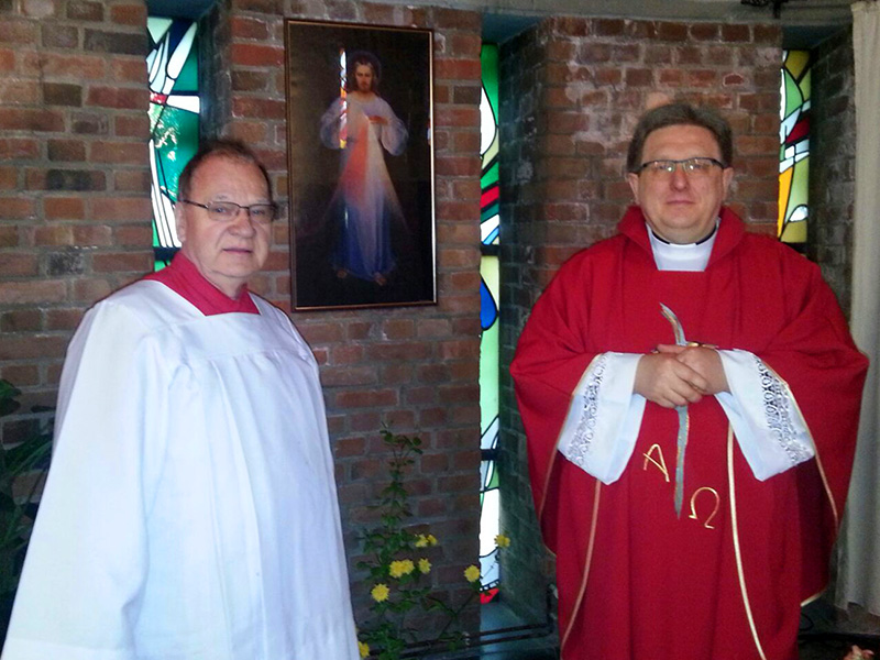 Kaplan Zagórowski und Herr Miosga vor Bild des Barmherzigen Jesu am 25.04.2016