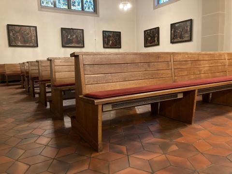 Infrarotstrahler im Seitenschiff von St. Johannes Baptist