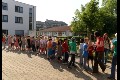 Die Lehrer und Kinder der Berthold-Otto-Grundschule aus der Buschfeldstraße erreichen den Bücherwurm