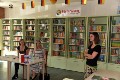 Frau Müller-Siepen vom Lübbe Verlag erklärt den Kindern....