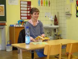 Frau Dr. Stephanie Röhm liest  in der GGS Buschfeldstr.