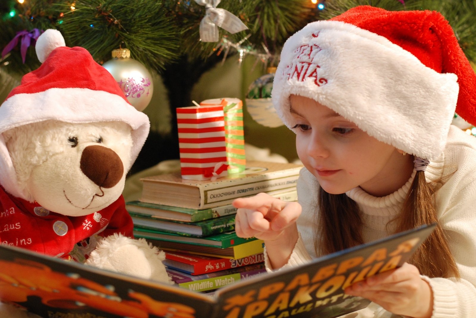 Weihnachten Buch Kinde Kerze (c) Bild von <a href=https://pixabay.com/de/users/sobima-4218005/?utm_source=link-attribution&utm_medium=referral&utm_campaign=image&utm_content=1966228>sobima</a> auf <a href=https://pixabay.com/de/?utm_source=link-attribution&utm_medium=referral&utm_campaign=image&utm_content=1966228>Pixabay</a>