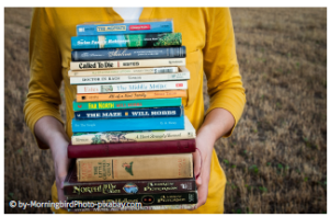 Frau mit Bücherstapel Herbst