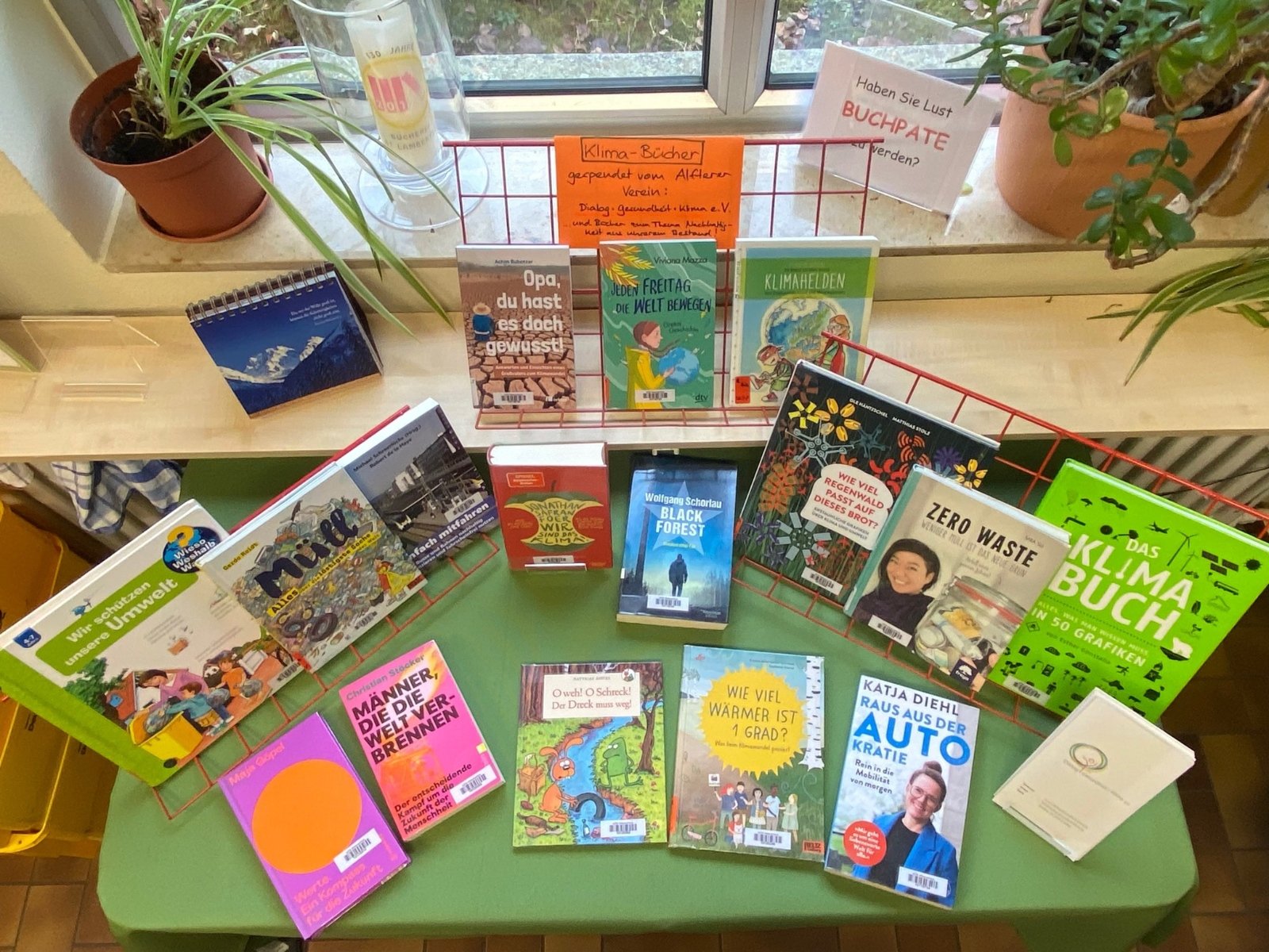 Buchspende Klimabücher (c) KöB St. Lambertus Witterschlick