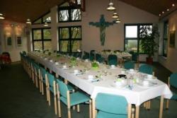 Eingedeckter Saal im Gemeindezentrum Christ König Eingedeckter Saal im Gemeindezentrum Christ König