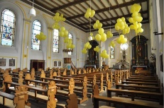 Ballontrauben in der Kirche