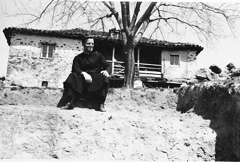 Bild Sel. Josef Marxen vor seinem Pfarrhaus in Albanien