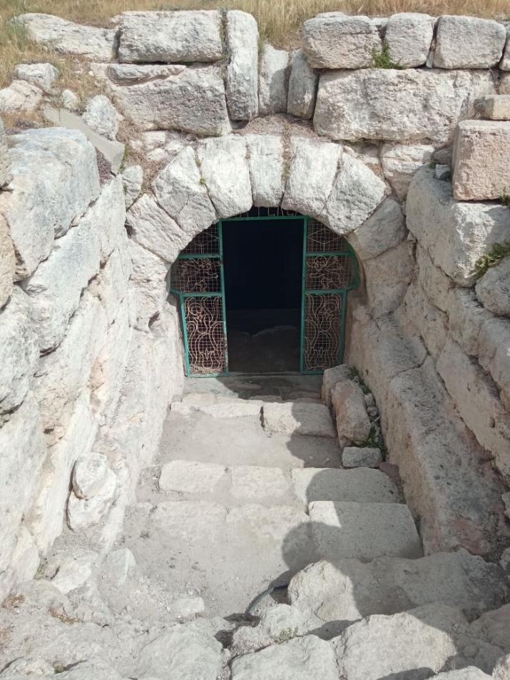 Der Eingang zur Höhlenkirche 