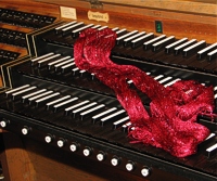 Orgelmanual mit Schal einer Chorsängerin