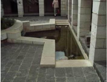 Auf diesem Foto sehen wir die Rekonstruktion eines solchen Beckens in einer Kirche in Tabgha am See Gennesaret. 