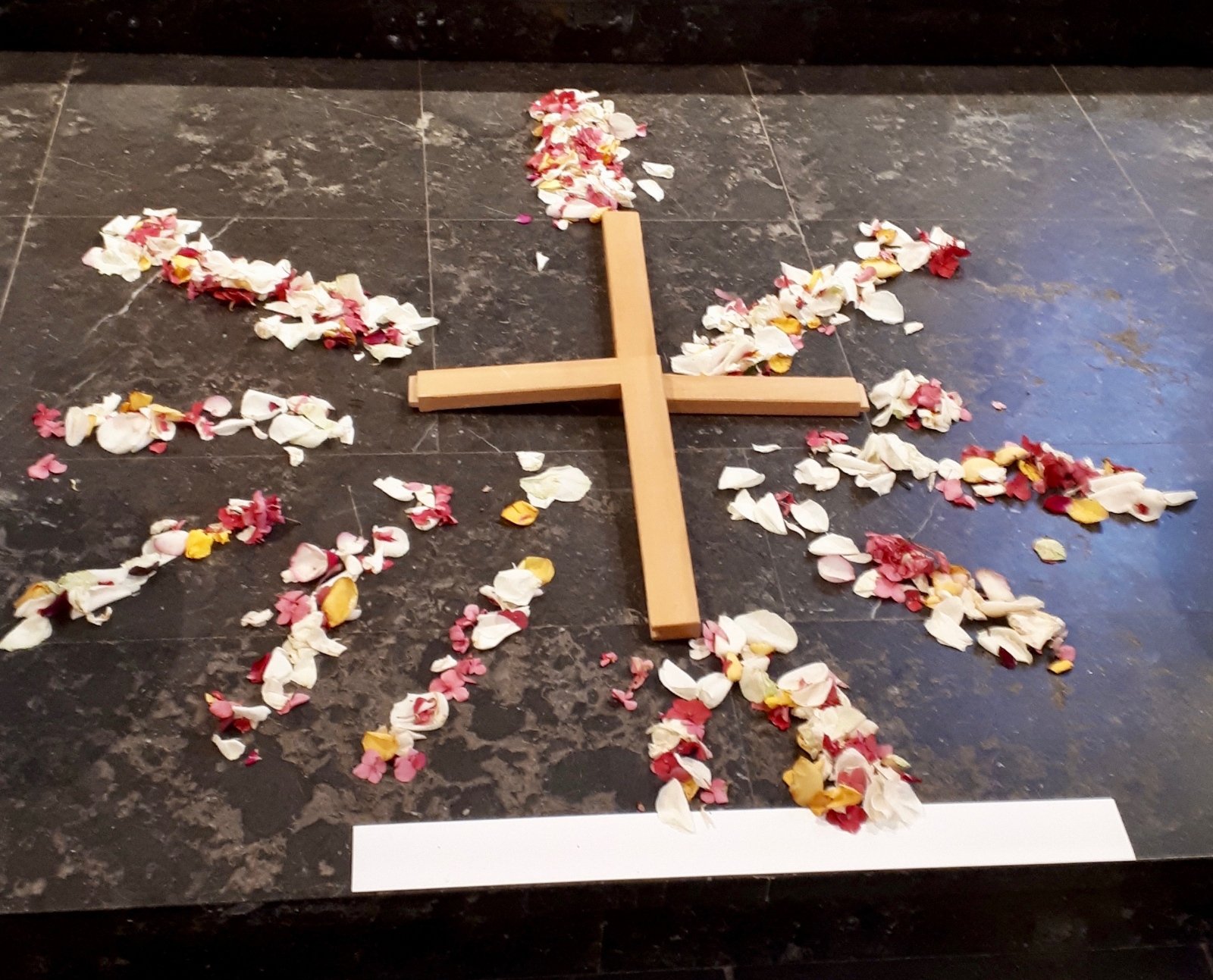 Am 24. Juli 2022 wurde in der Messe St. Alban ein Bilderrahmen gebrochen und zu einem Kreuz zusammengefügt.  Das Foto wurde uns von Jürgen Jacobi geschickt. (c) Jürgen Jacobi