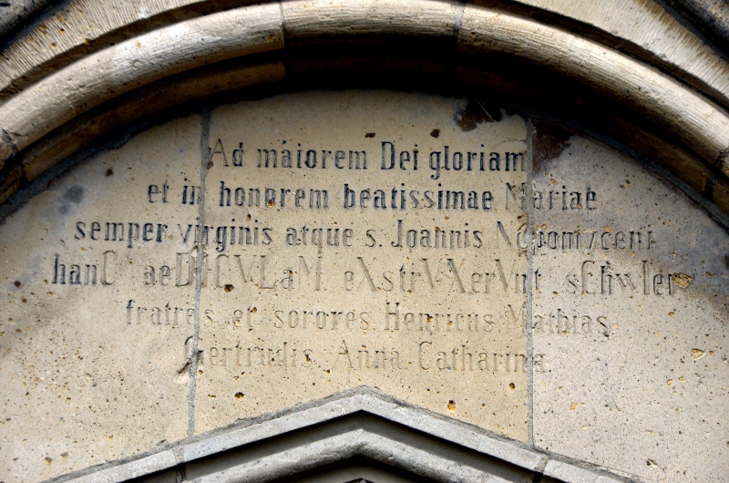 Das Chronogramm über dem Eingang zur Kapelle