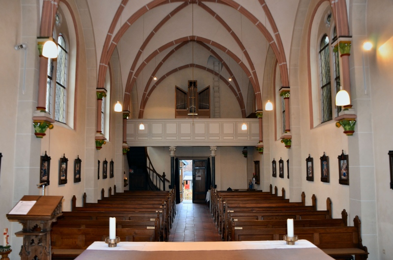 Blick vom Altar in den Kirchenraum