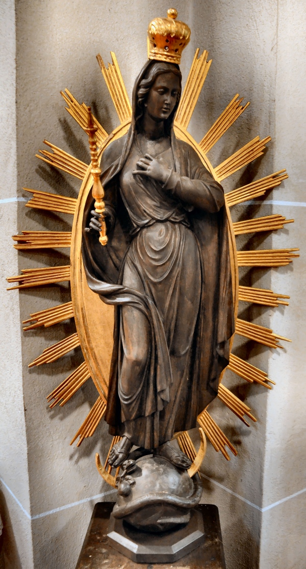 Statue der Gottesmutter Maria als Himmelskönigin