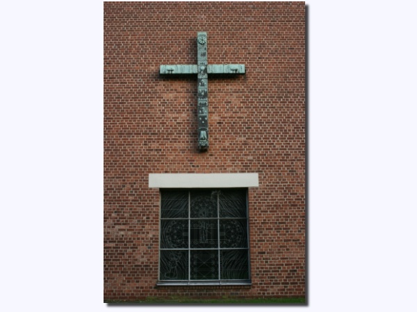 Kreuz und Fenster Westgiebel