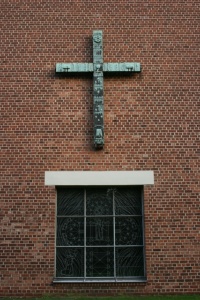 Kreuz und Fenster Westgiebel