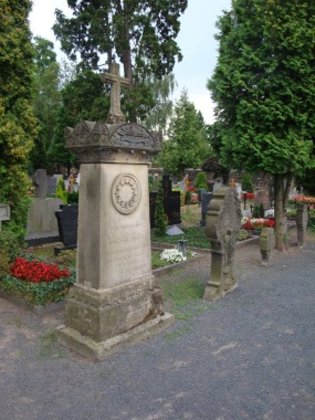 Alte Grabsteine auf dem katholischen Friedhof an der Kirche