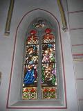 Eines der Fenster mit den Motiven des Freudenreichen Rosenkranzes (Hier klicken für eine größere Bildansicht)