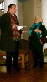 Pastoralreferent Norbert Bauer begrüßt Marianne Reichartz     (Foto: Teske)
