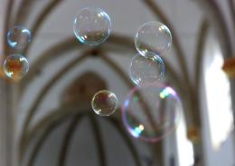<em>Sinnliche Erfahrungen gehören dazu – ungewohnte Seifenblasen in der Kirche ©SilviaBins</em>