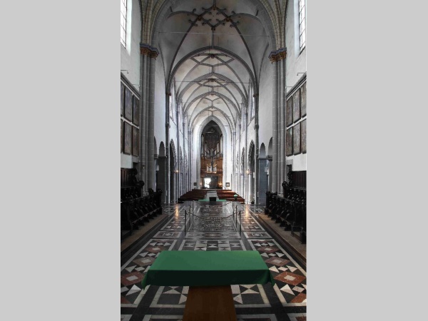 Blick vom Hochaltar in die Kirche ©SilviaBins
