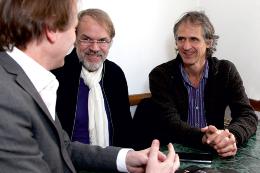 Christoph Schmitz im Gespräch mit Rolf Zavelberg und Markus Stockhausen (v. links). ©SilviaBins (Hier klicken für eine größere Bildansicht)