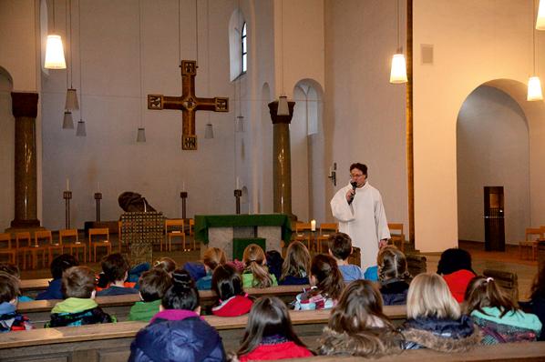 Konzentrierte Kinder beim Schulgottesdienst mit Benedikt Kremp in St.Maternus. ©SilviaBins