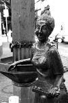 Schokomädchen am Severinskirchplatz ©Bins