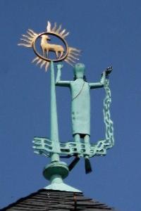 Der Täufer Johannes auf dem Turm von St. Johann Baptist.