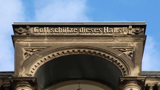 <em>Der Giebel des Hauses am Sachsenring. ©SilviaBins</em>