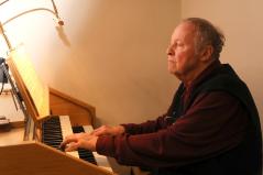 <em>Richard D. begleitet regelmäßig an der Orgel die Gottesdienste in der Krankenhauskirche.</em>