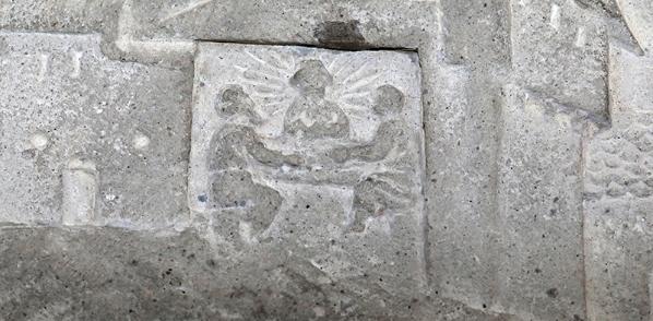 <em>©SilviaBins. Nicht einfach zu finden: Detail in der Darstellung der Emmaus-Geschichte, Epitaph (Grabtafel) eines Stiftsherrn an der westlichen Kirchenwand</em>
