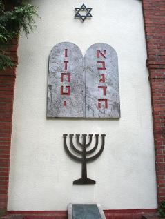 <em>Mosaische Gesetzestafeln an der Erinnerungsstätte der Brühler Synagoge FOTO: Bernhard Riedl</em>