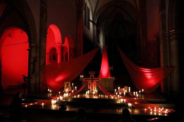 <em>Taizé-Gebet mit viel Gesang in einer außergewöhnlichen Atmosphäre in St. Severin ©SilviaBins</em>