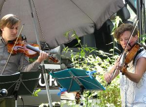 <em>Justyna Sliwa (r.) und Rostislav Kozhevniko sorgten mit ihren Streichinstrumenten für klassischen Hörgenuss. Foto: KultourNatour</em>