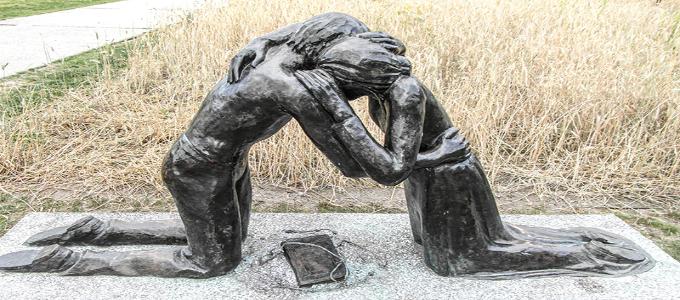 <em>Skulptur 'Versöhnung' an der Versöhnungskapelle, Bernauer Straße, Berlin (Foto: privat)</em>