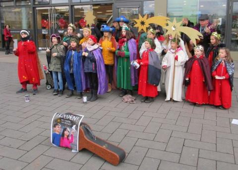 Sternsinger beim Segen to Go vor den Düsseldorf Arcaden Sternsinger beim Segen to Go vor den Düsseldorf Arcaden